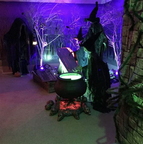 Resplendent face witch halloween decoration set